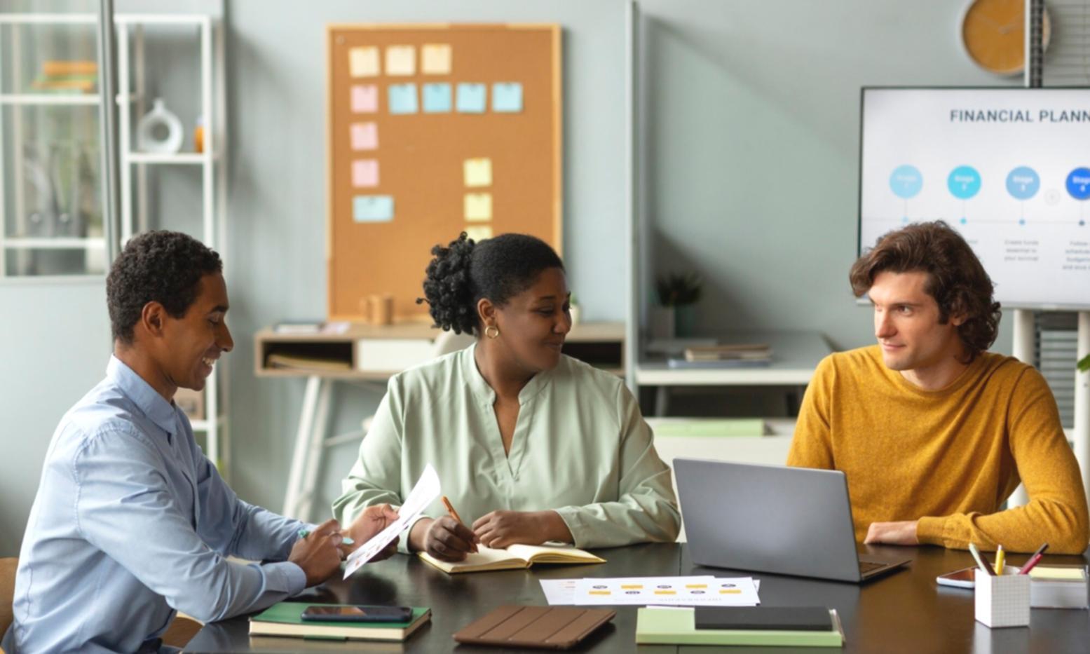 Moderne Büroumgebung mit Finanzanalyse