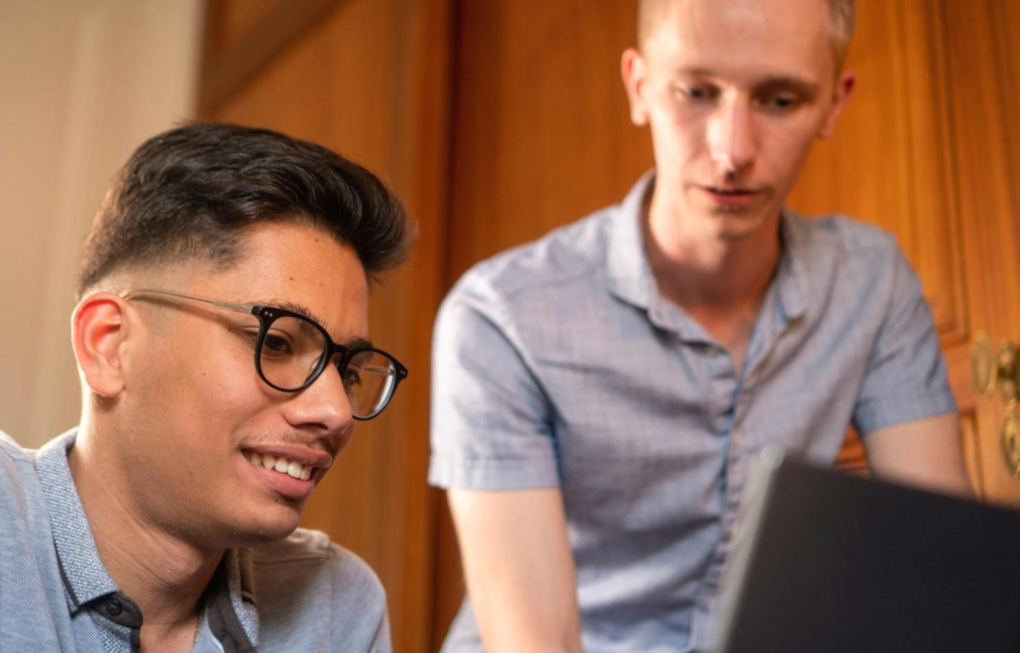 Teilnehmer bei einer praktischen Übung zur Kostenanalyse