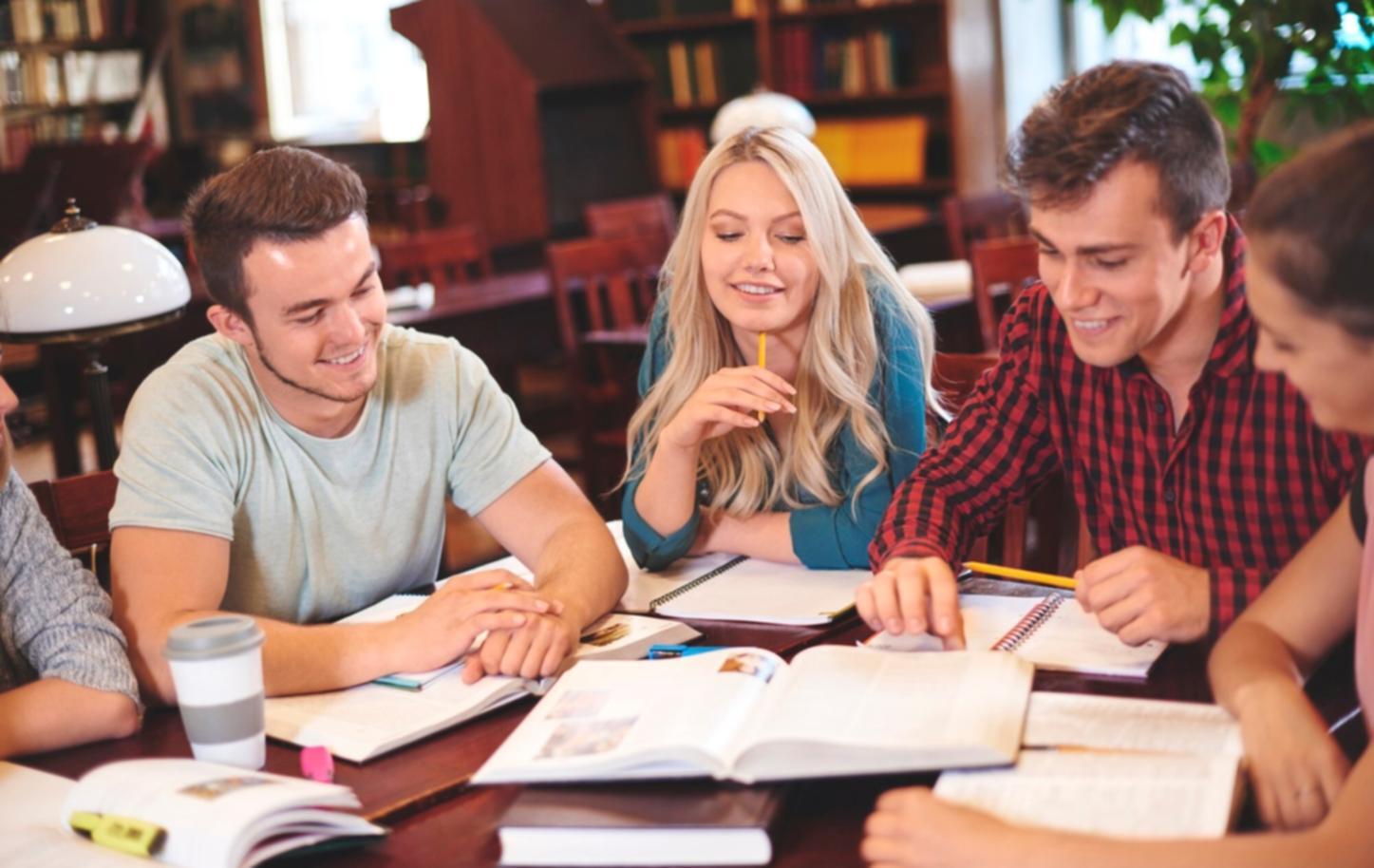 Professionelle Finanzberatung in modernen Büroräumen